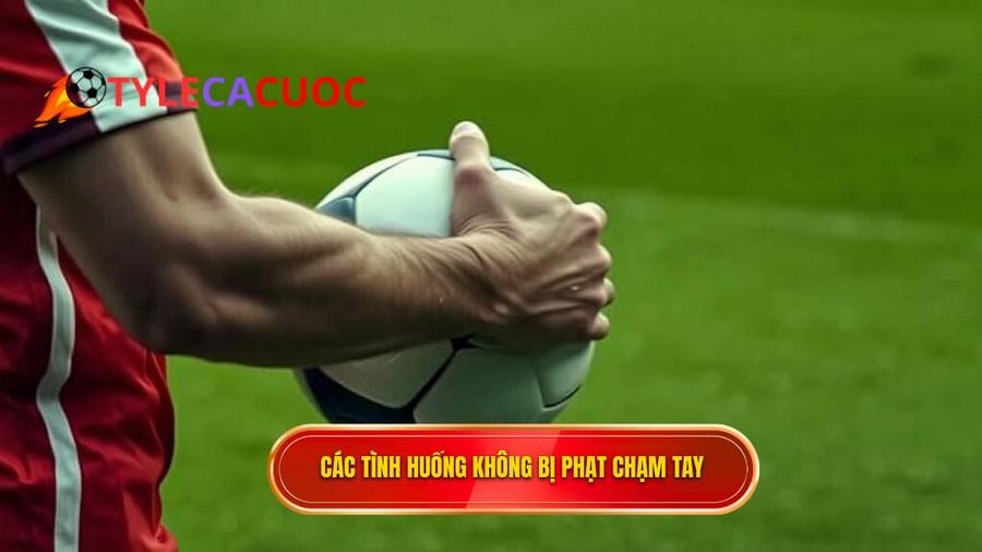 Các trường hợp KHÔNG bị thổi phạt theo Luật chạm tay trong vòng cấm mới nhất